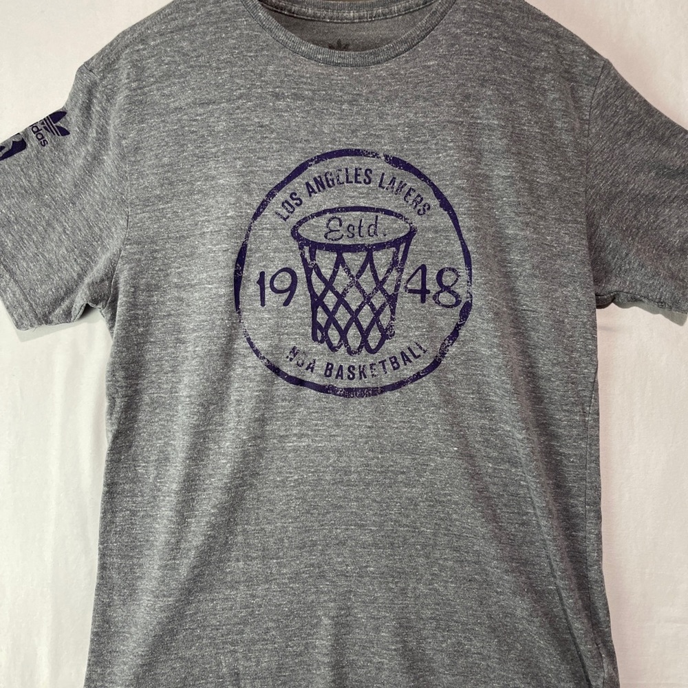 Adidas NBA Los Angeles Lakers Retro Graphic T-Shirt Adult Size Medium EUC Gray.